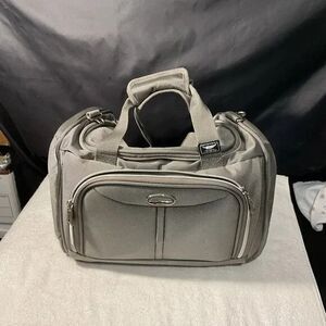 Delsey Weekender Duffel Bag Carry-On/Overnight/ Gym Bag Lightweight Gray 15x11x6
